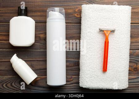 Rasierer-Set. Schermaschine, Handtuch, Lotion und Rasierschaum auf farbigem Hintergrund. Herren Bad Accessoires Draufsicht. Stockfoto
