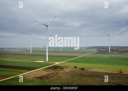 Drohnenfoto von Windturbinen auf einem Feld in der Provinz Lodz, Polen Stockfoto