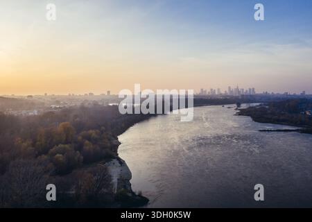 Drohnenfoto der Weichsel in Warschau, Polen - Blick vom Siekierki-Viertel mit Stadtzentrum im Hintergrund Stockfoto