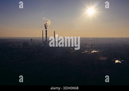 Kamin des Siekierki Kraftwerks in der Warschauer Stadt, Polen Stockfoto