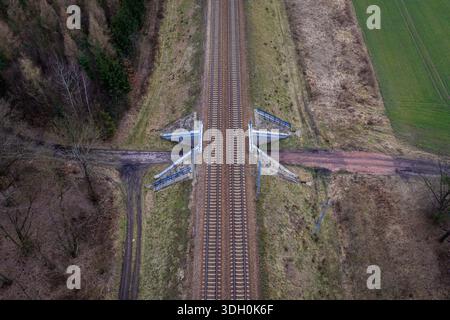 Drohnenansicht der Brücke unter dem Bahndamm in der Nähe des Dorfes Rogow in der Region Lodzkie in Polen Stockfoto