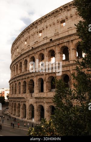 Das majestätische Äußere des Flavianischen Amphitheaters, bekannt als Kolosseum, mit Sonnenschein durch die antiken Bögen in Rom, Italien. Stockfoto