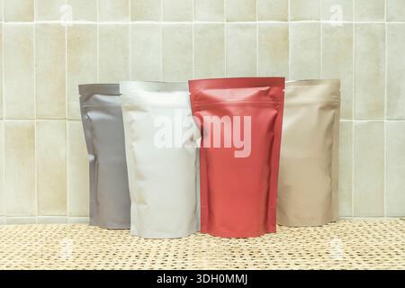 Kaffeebeutel in verschiedenen Farben auf einer Korbmatte Stockfoto