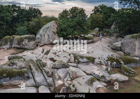 Primorsko, Bulgarien - 1. September 2021: Drohnenfoto von Beglik Tash, antiken thrakischen Überresten des Felsenschutzgebietes Stockfoto