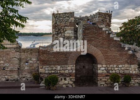 Nesebar, Bulgarien - 2. September 2021: Ruinen des antiken Theaters im historischen Teil der Stadt Nesebar am Schwarzen Meer Stockfoto