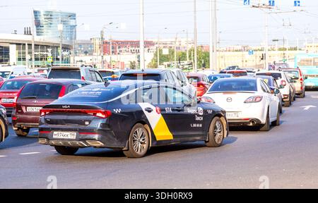 St. Petersburg, Russland - 19. September 2024: Yandex Taxi-Marke an einer Stadtstraße am Sommertag Stockfoto