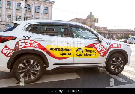 St. Petersburg, Russland - 19. September 2024: Yandex Taxi-Marke an einer Stadtstraße am Sommertag Stockfoto