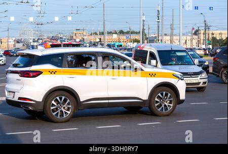 St. Petersburg, Russland - 19. September 2024: Taxi an einer Stadtstraße am Sommertag Stockfoto