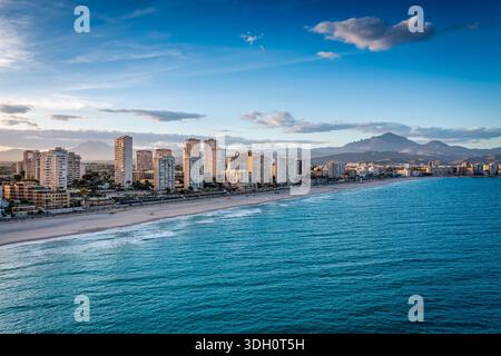 Ein Panoramablick auf eine moderne Küstenstadt an einem Sandstrand mit Hochhäusern am Ufer, El Campello, Spanien Stockfoto