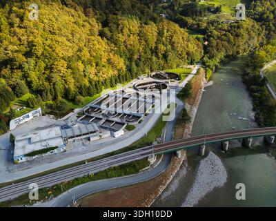 Luftaufnahme einer Abwasseraufbereitungsanlage mit kreisförmigen Tanks und Filtrationssystemen für sauberes Wasser und Umweltschutz. Stockfoto