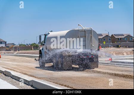 Bewässerungsmaschine. Straßenbau. Reparieren Stockfoto