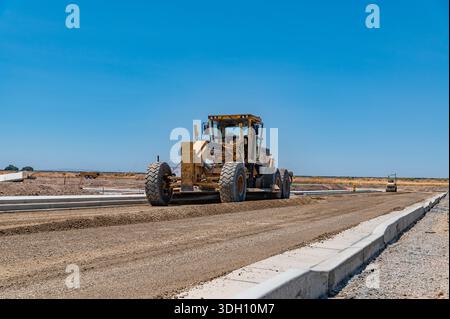 Gelber Bagger. Straße. Reparieren. Autobahnbau. Stockfoto