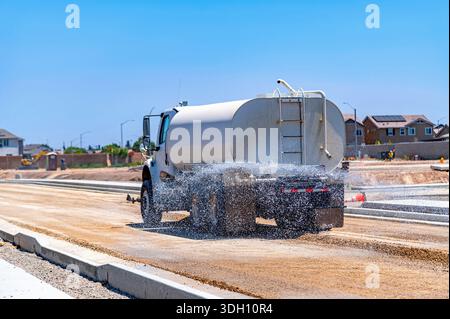 Bewässerungsmaschine. Straßenbau. Reparieren Stockfoto