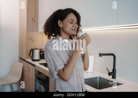 Entspannende Morgenroutine, Ruhige Und Reflektierende Morgenszene Mit Kaffee Und Sanftem Tageslicht Stockfoto