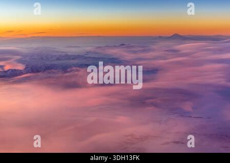 Sonnenaufgang über den Kaukasus vom Passagierflugzeug aus gesehen Stockfoto