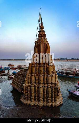Inde. Etat de l'Uttar Pradesh. Varanasi (Benares). Le Temple Ratneshwar Mahadev (Souvent appelé le Temple penché) au Niveau du Scindia Ghat. Tempel, d Stockfoto