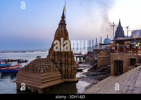 Inde. Etat de l'Uttar Pradesh. Varanasi (Benares). Le Temple Ratneshwar Mahadev (Souvent appelé le Temple penché) au Niveau du Scindia Ghat. CE-Bügel Stockfoto