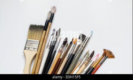 Satz Aquarellpinsel isoliert auf weißem Hintergrund. Eine Sammlung von Kunstgegenständen für die Malerei in verschiedenen Größen und Formen. Kunstbedarf für dra Stockfoto