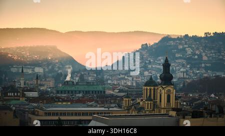 Neblige Stadtlandschaft mit historischem Kirchenkuppel und Glockenturm Stockfoto