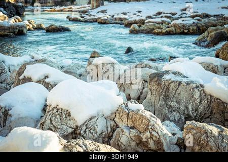Detaillierte Ansicht der verschneiten Felsen und des türkisfarbenen Flusses in Kutaisi, Georgia im Winter. Kalte, saubere und natürliche Landschaft im Januarlicht Stockfoto