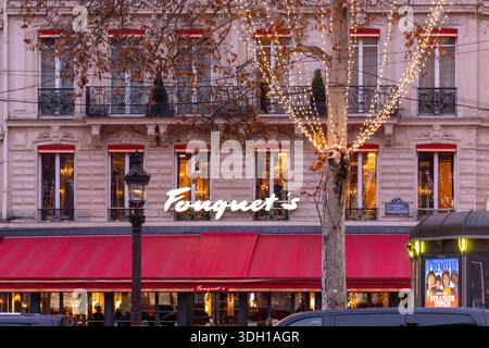 Paris, Frankreich – 1. Januar 2026: Das Restaurant Fouquet an der Champs-Elysées symbolisiert das Pariser Luxusrestaurant und die historische Gastfreundschaft im Stockfoto