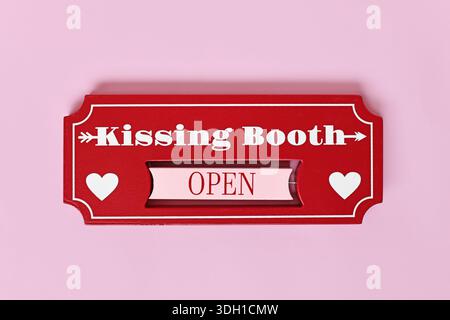Valentinstag Kissing Stand Schild mit Herzen auf rosa Hintergrund. Romantisches Liebeskonzept, flach gelegen Stockfoto