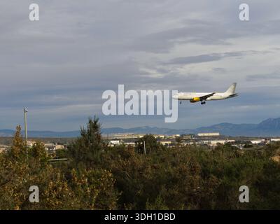 Weißes Flugzeug, das am Flughafen landet Stockfoto