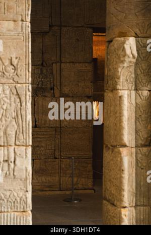 Ein Blick aus der Nähe auf gemeißelte Steinmauern und Säulen im Tempel von Dendur im Metropolitan Museum of Art Stockfoto