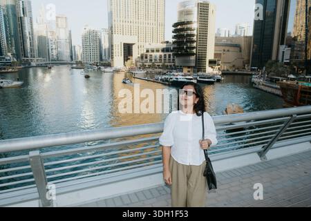 London Lifestyle Reiseszene in der Nähe von Canary Wharf mit Alleinreisenden, Hochwinkelblick, Londoner Innenstadt-Architektur Stockfoto