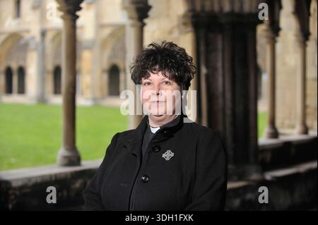 Der rechte Reverend Jan McFarlane, der als erster weiblicher Erzdiakon von Norwich (2009–2016) diente. Als Pionierin der Church of England war sie eine der ersten Frauen, die 1994 zum Priester geweiht wurden. Nach ihrer Amtszeit in Norwich wurde sie zum Bischof von Repton geweiht und 2024 zum Dekan von Lichfield ernannt. Stockfoto