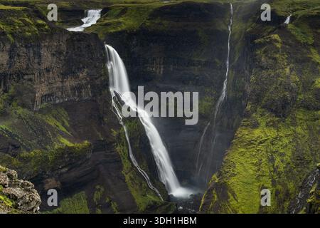 Eine Langzeitaufnahme des Grannifoss-Wasserfalls im Süden Islands Stockfoto