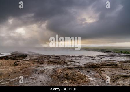 Blick auf den kochenden und dampfenden geothermischen Pool in Geysir im Haukadalur-Tal in Island Stockfoto