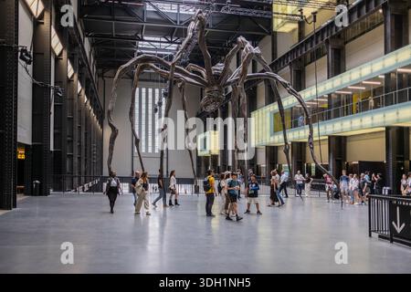 Maman Spider von Louise Bourgeois im Tate Modern Art Museum in London England Stockfoto