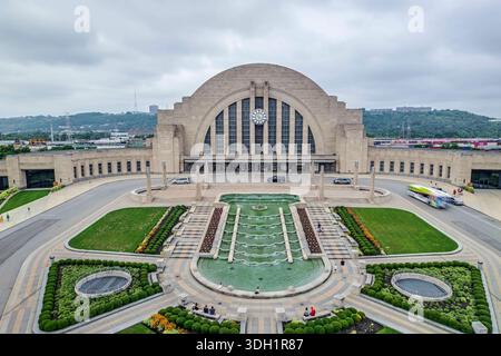 20. Juli 2025, Cincinnati, Ohio, USA: Das Cincinnati Union Terminal fotografiert Sonntag, 20. Juli 2025. Das Cincinnati Museum Center ist ein Museumskomplex, der vom Cincinnati Union Terminal im Stadtteil Queensgate von Cincinnati, Ohio, aus betrieben wird. Es beherbergt Museen, Theater, eine Bibliothek und eine sinfonische Pfeifenorgel sowie spezielle Wanderausstellungen. (Kreditbild: © James D. DeCamp/ZUMA Press Wire) NUR REDAKTIONELLE VERWENDUNG! Nicht für kommerzielle ZWECKE! Stockfoto