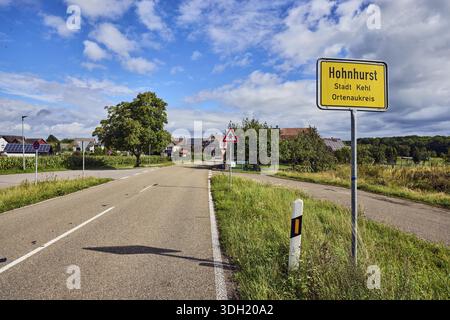 Stadteingangsschild, allgemeine Entwicklung, Gebäude, Straße, Fremdenführer, Bäume, Gras, Wald, blauer Himmel, Cumuluswolken, Kreisstraße K5329, Hanauerlands Stockfoto