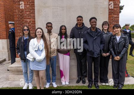 Französische Schulschüler, die an der Zeremonie der Gedenkfeier in den Commonwealth war Graves in Dünkirchen im Rahmen der Veranstaltungen zum 85. Gedenktag teilnahmen Stockfoto