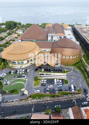 Blick aus der VOGELPERSPEKTIVE auf ICON Bali Beach Mall mit moderner Architektur am Meer in Bali, Indonesien Stockfoto