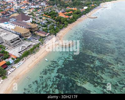 Blick aus der Vogelperspektive auf den tropischen Sanur Strand, Bali, Indonesien Küste mit türkisfarbenem Wasser, Resorts und Küstenstadt. Stockfoto
