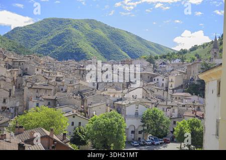 Panoramablick auf ein Steindorf inmitten üppiger Berge und klarem blauem Himmel, Scanno, Italien Stockfoto