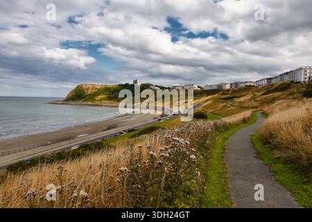 Malerischer Blick auf North Bay Beach und die Nordsee mit dem gewundenen Pfad auf der Klippe, Scarborough, North Yorkshire, Großbritannien Stockfoto