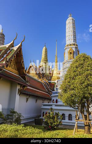 Der große Königspalast, der buddhistische Tempel Wat Phra Kaeo, das Königliche Pantheon, Prasad Phra Thepbidon, hinten das goldene Chedi, Pra Sri Rattana Chedi Stockfoto