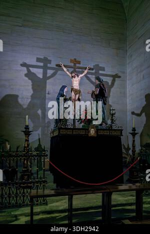 Kunstvolle Skulptur der Kreuzigung Jesu Christi während der Karwoche in der neuen Kathedrale von Lleida, Katalonien, Spanien. Religiöse Kunst und Erbe. Stockfoto