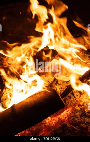 Hintergrund der Brennholzheizung mit hellen Flammen Stockfoto