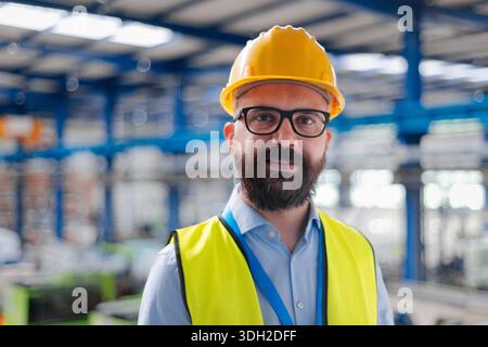 Porträt eines gutaussehenden Lagermanagers mit Schutzhelm. Stockfoto