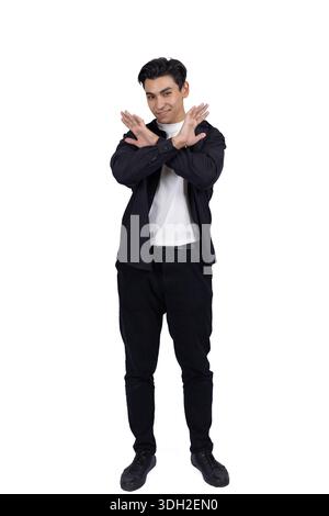 Junger Mann aus der Rückansicht, der mit der Hand zeigt und im Studio nach vorne blickt Stockfoto