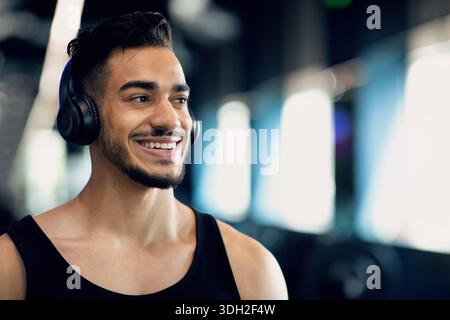 Nahaufnahme Porträt Eines Gutaussehenden Lächelnden Mannes Aus Dem Nahen Osten Mit Kabellosen Kopfhörern Stockfoto