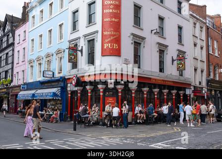 Der Coach and Horses Pub in Soho London England im Sommer mit Leuten, die draußen trinken Stockfoto