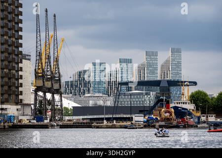 Wohnhäuser am Upper Riverside auf der Greenwich Peninsula stehen hinter dem South Dock of West India Docks in den Londoner Docklands. Stockfoto