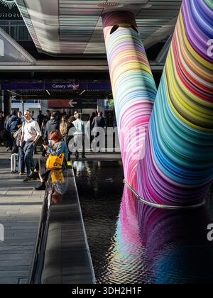 Pendler vor der Station Canary Wharf Elizabeth Line in London. Stockfoto