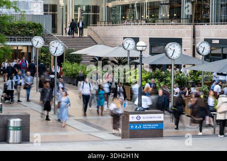 Die Leute laufen durch das Geschäftsviertel Canary Wharf in London. Stockfoto